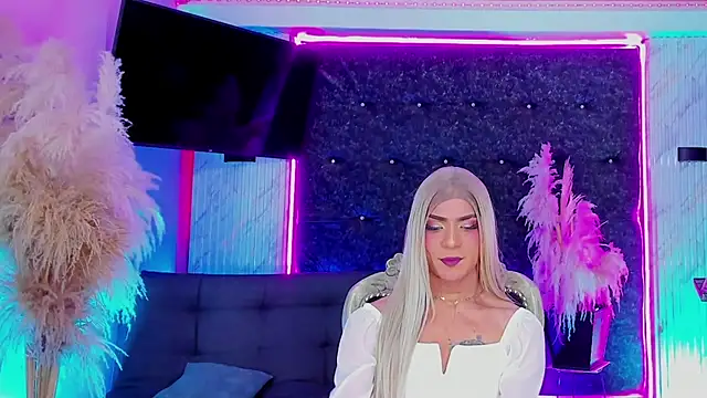 Queens_Wonders_Blonders's room