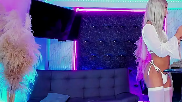 Queens_Wonders_Blonders webcam