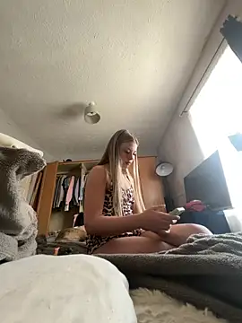 paige_love (F teen) - Play with boobs 2 mins 😽