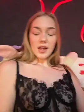 Webcam Model (MilaMoone)  is live.Free join now!