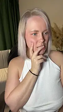 Charming_Daphny webcam