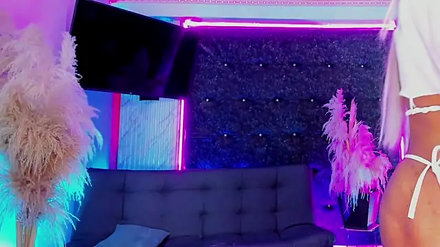 Queens_Wonders_Blonders webcam