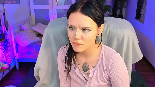 kittenlolla (F teen) - show tits