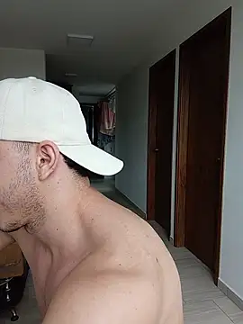 max_valiant (M young) - play nipple