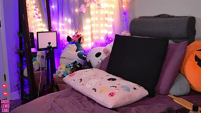 Angel-Lewd-Cake webcam