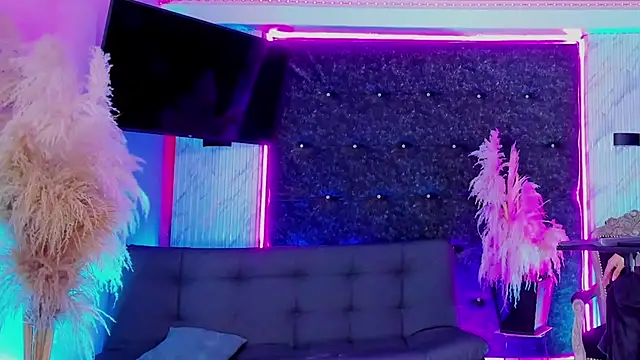 Queens_Wonders_Blonders webcam