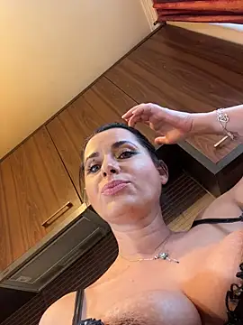 Hotmomcheckk_ webcam