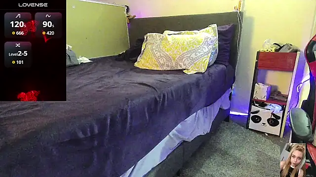 Blondiewithanass webcam