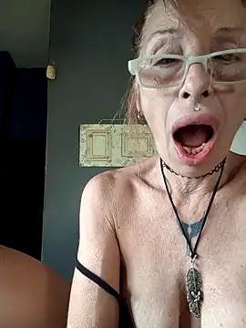 Webcam Model (FrozenWaffle)  is live.Free join now!