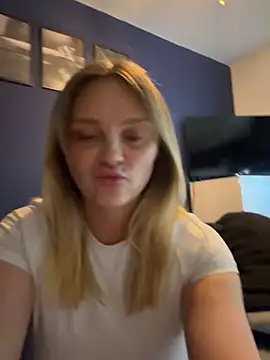 Webcam Model (Sky25x)  is live.Free join now!