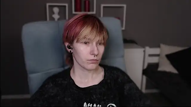 guitarandangell (F young) - What's under T-shirt today?