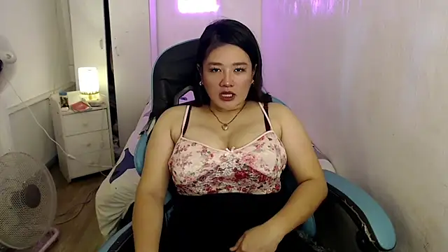 UrLovelyWetPussy webcam