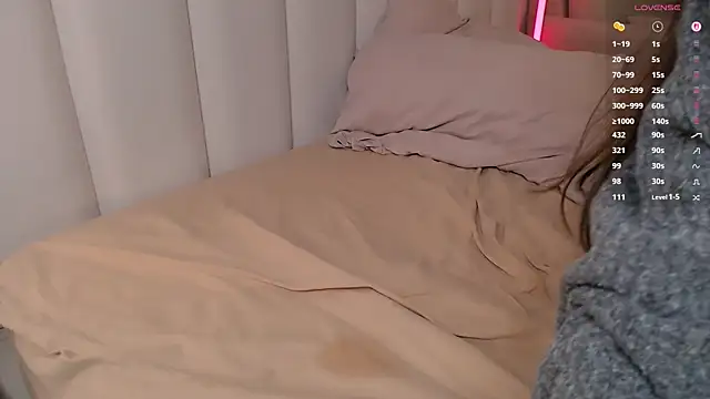 lustessence - brunette petite live cam model from ru