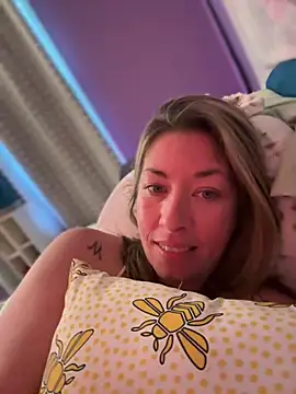 Webcam Model (MiraKisss) is live