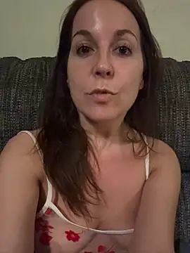 petitehotwife4u webcam