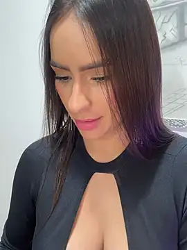 mau_white (F milf) - show your breasts and play with them