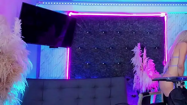 Queens_Wonders_Blonders webcam