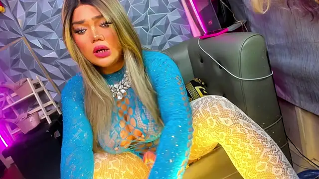 AlwaysHornyMia webcam