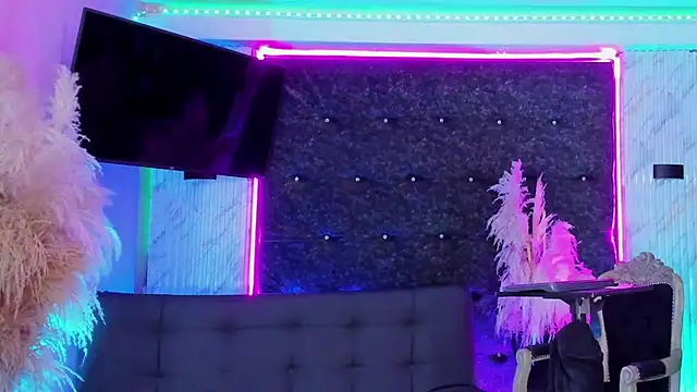 Queens_Wonders_Blonders webcam