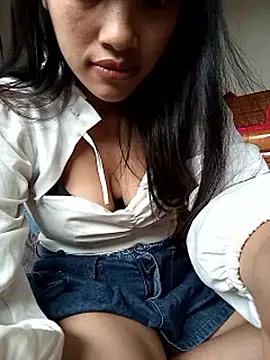 LucyBri01 webcam