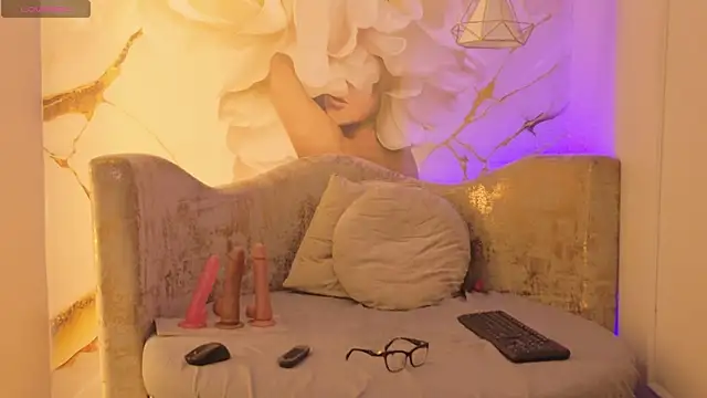 nylaroyale_cr webcam