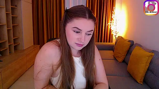 mia_bloomy webcam