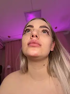 HugeBoobsAlice webcam