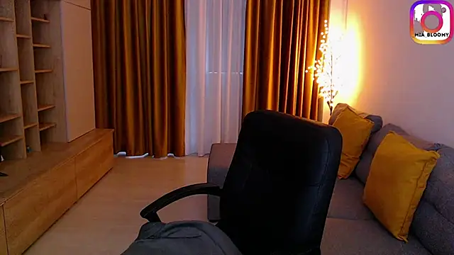 mia_bloomy webcam
