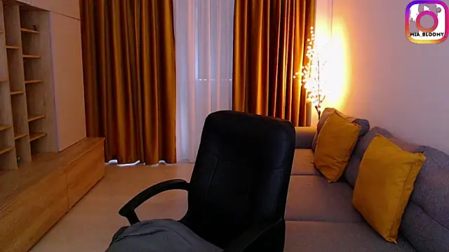 mia_bloomy webcam