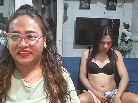 SweetWhoreMOm webcam