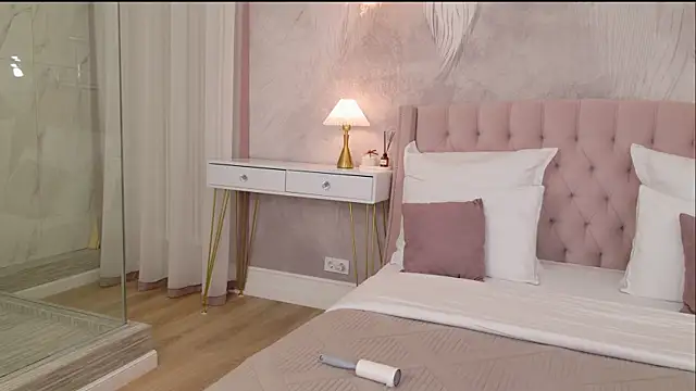 CamillaLarson webcam