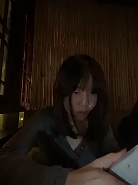 littleqiu (F young) - 户外马路边刺激，达到目标现场脱内衣漏点