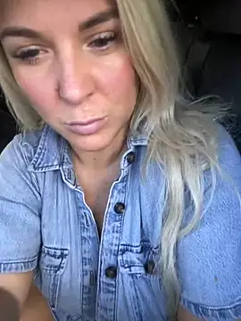 Bustyblondebabe32 webcam