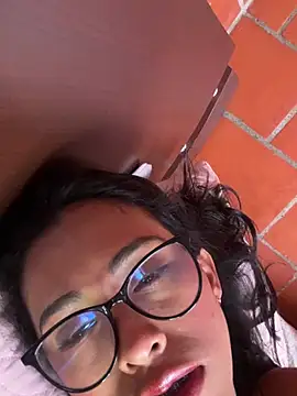 Emma__cumlovee webcam