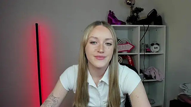 EvelynBlond webcam