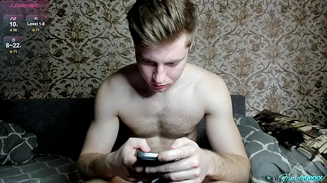 Maxhornyblondieman webcam