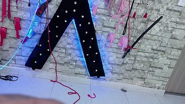 dena_bdsm (Ask my age) - 30 spanks on the ass with wood