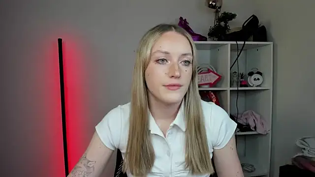 EvelynBlond webcam