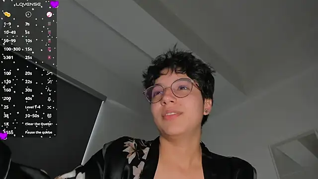 laura-hills18 webcam