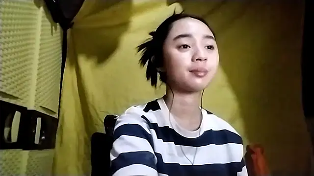 LenoraLacassagne webcam