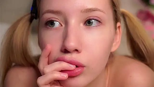 SunnivaCovil live sex cam