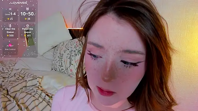 lexxxxxxi (F young) - big dildo in pussy