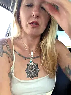 SheIsSomething webcam