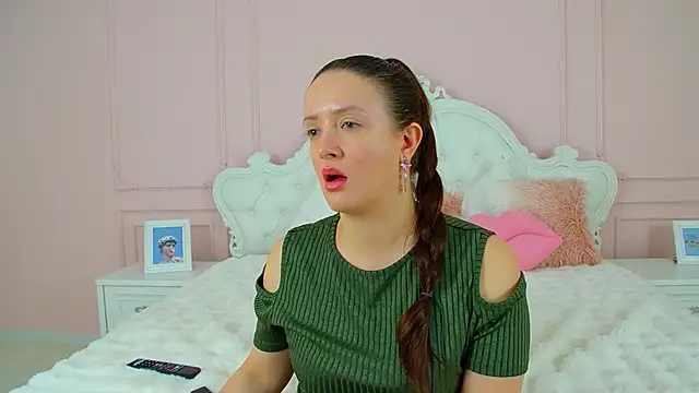 elinabellucci - ElinaBellucci's free webcam - UK Sex Cams