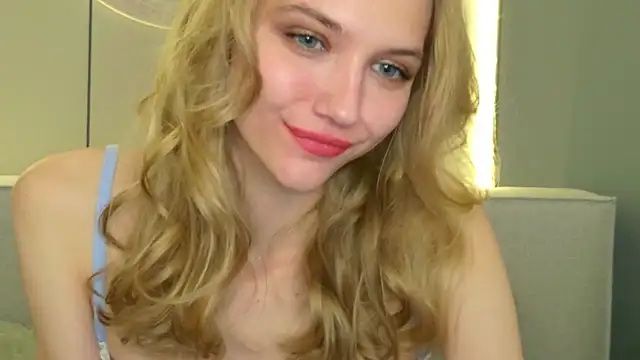 4example_Chloe webcam