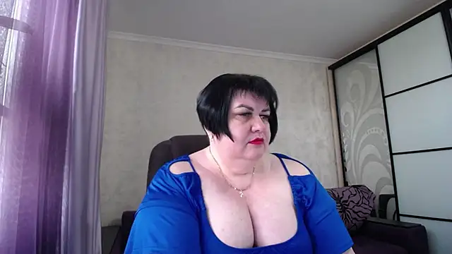 AlluringCurves webcam