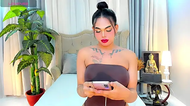 MochaliciousTransOnTop webcam