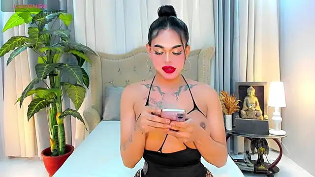 MochaliciousTransOnTop webcam