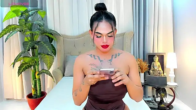 MochaliciousTransOnTop webcam