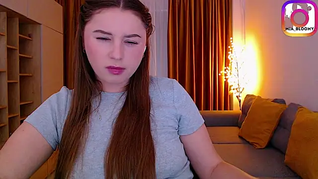 mia_bloomy webcam